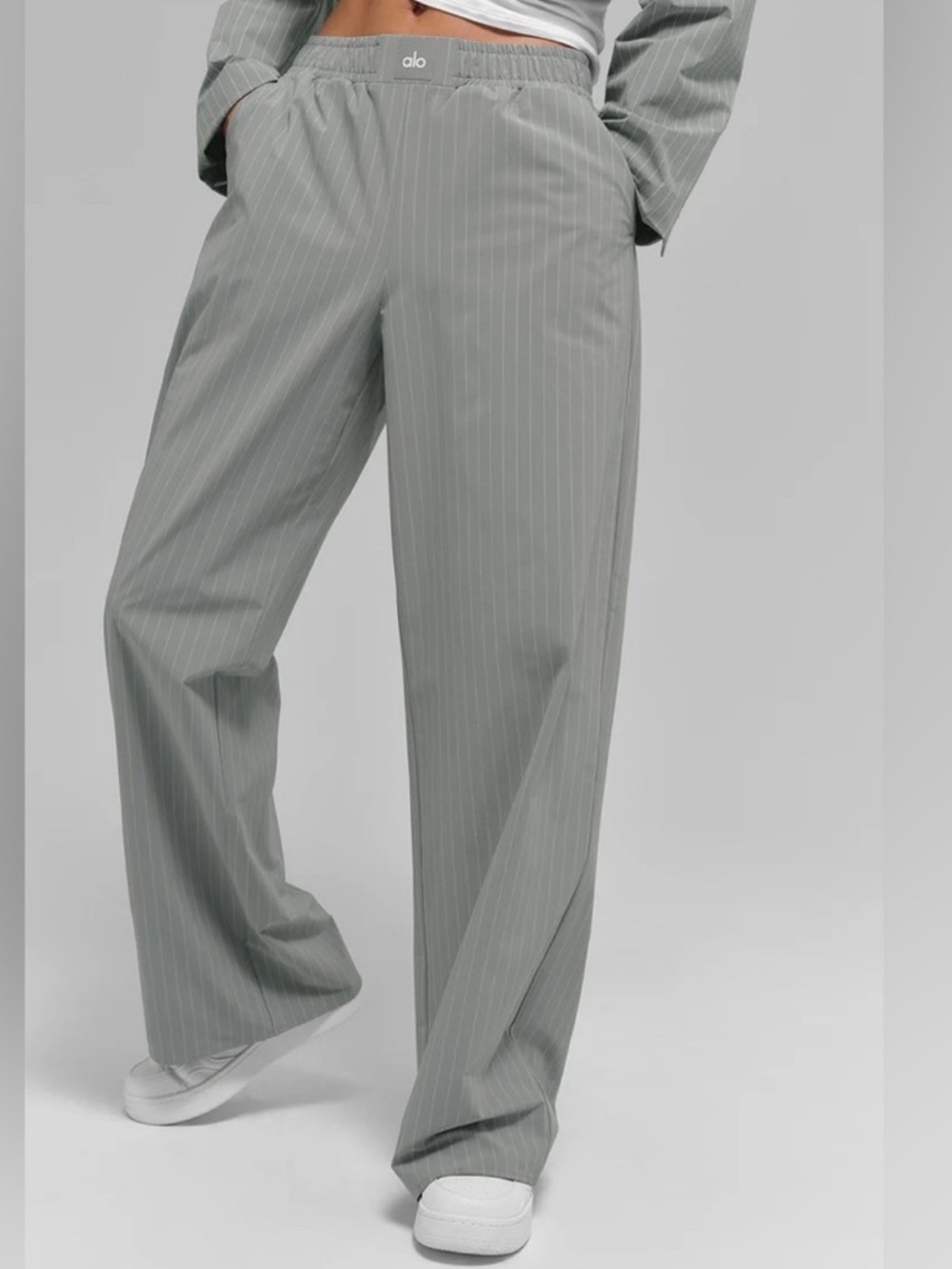 ALO Yoga Pinstripe Daylight Boxer wide leg Logo waistband Pant in Lunar Grey M